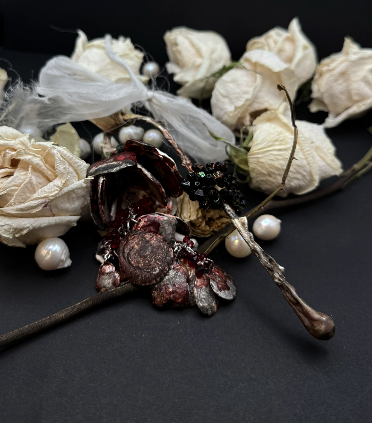 rotten rose charm - bybay atelier