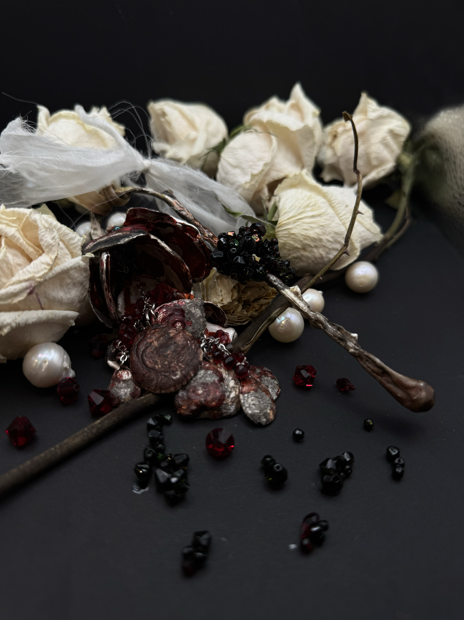 rotten rose charm - bybay atelier